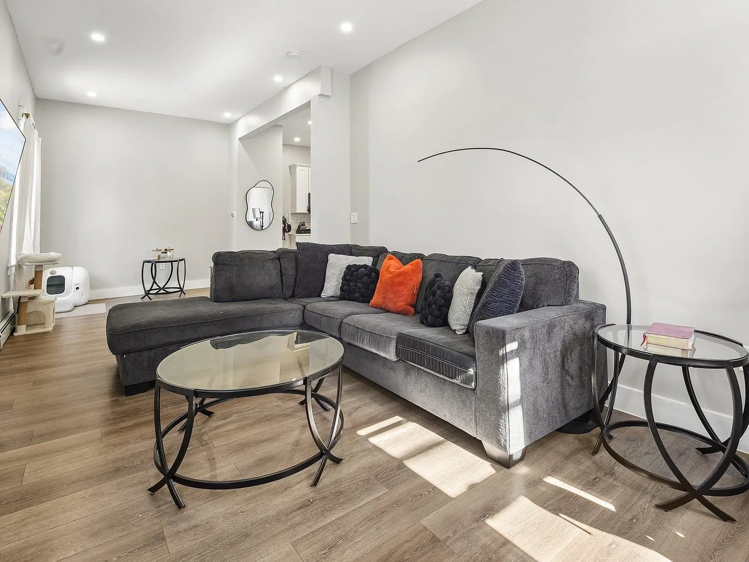 2 bed, 1.0 bath, $2,700 — Photo 3