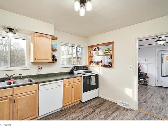 5th image of 2986 Harris Ave