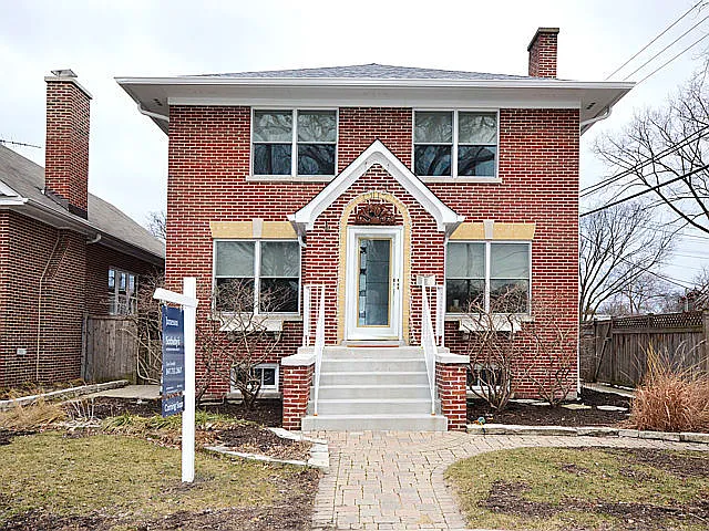 2613 Lincolnwood Dr photo 1