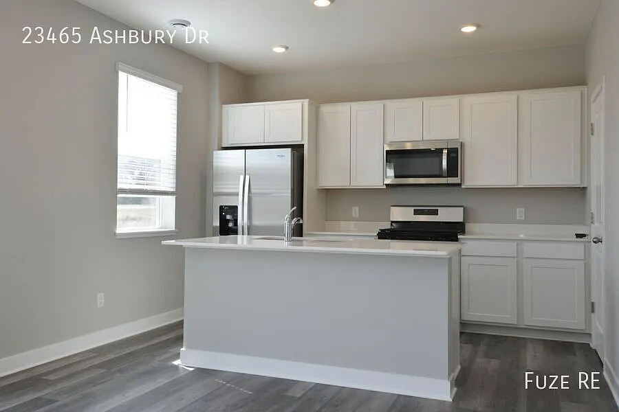 Gorgeous 3 Bed, 3 Bath Home with 2-Car Garage in Rogers, MN! — Photo 4