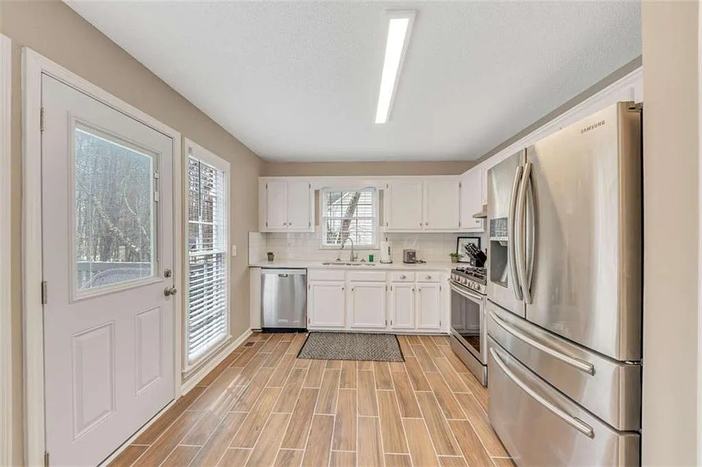 4 bed, 2.0 bath, 2200 sqft, $4,995 — Photo 4