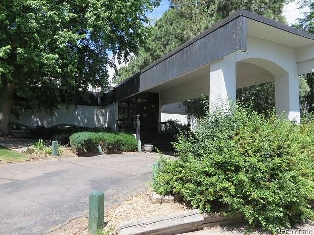 Covered Front entrance