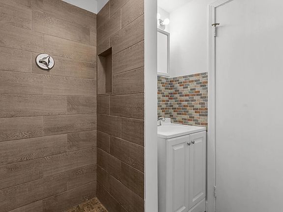 4th image of 219 Curtis St APT 2