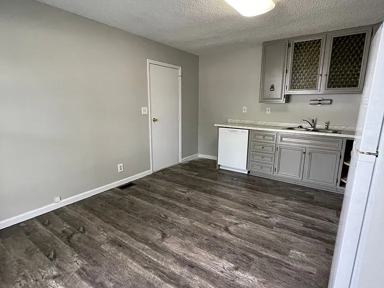 2105 Brady Ln — Photo 3