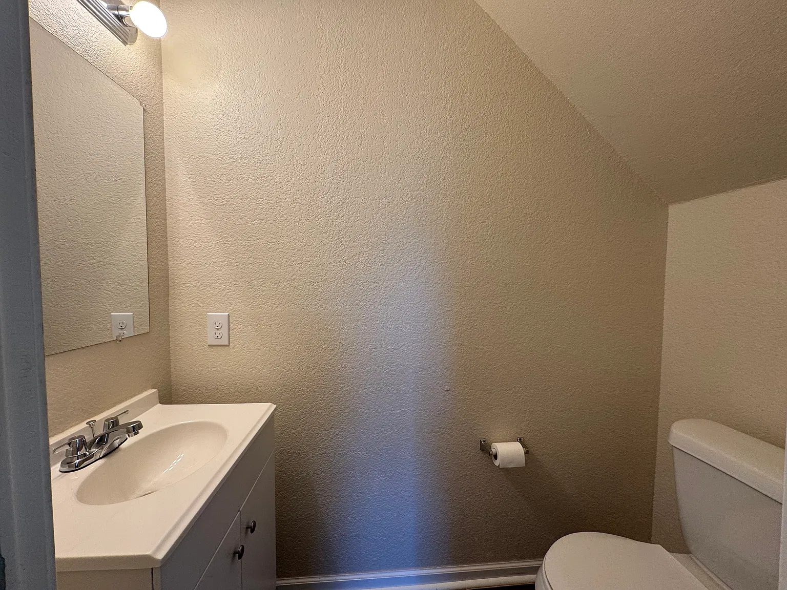 3 bed, 2.5 bath, 1241 sqft, $2,200 — Photo 4