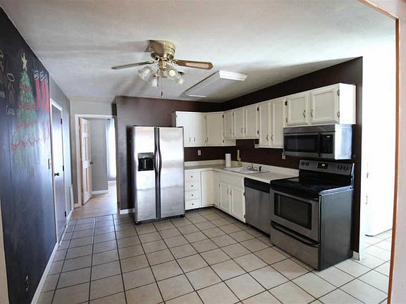 3rd image of 3835 Morris Dr