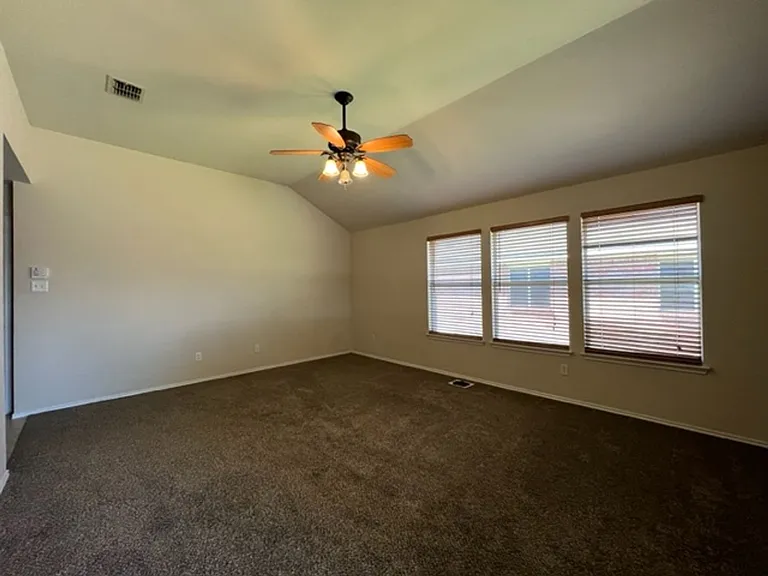712 Linden Ave — Photo 2