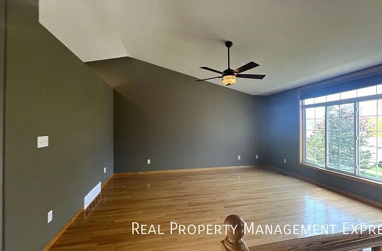 5208 S Birchwood Ave — Photo 4