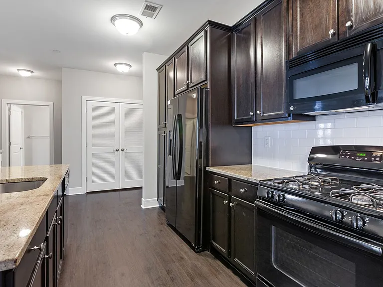 Essex Chase Apartments — Photo 15
