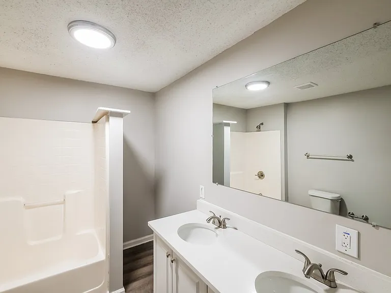 1519053_025_wm_-_main_bathroom_13123677.jpg