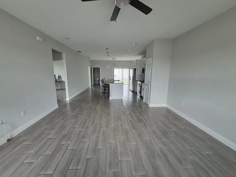 642 Desmoines Ct — Photo 3