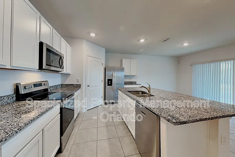 4 bed, 2.0 bath, 1828 sqft, $2,500 — Photo 4