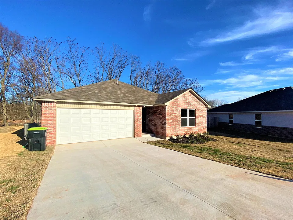 839 Twin Lakes Dr