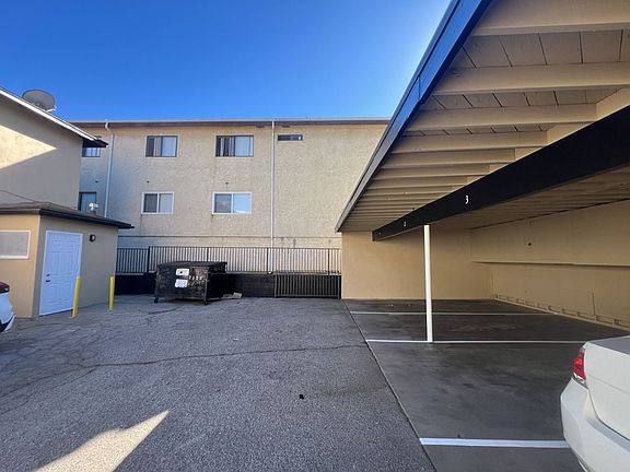 4th image of 7123-7129 Hazeltine Ave #236