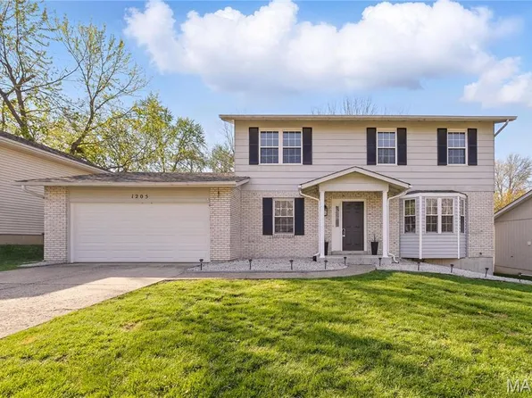 1205 Amberglen Dr, Saint Peters, MO 63376