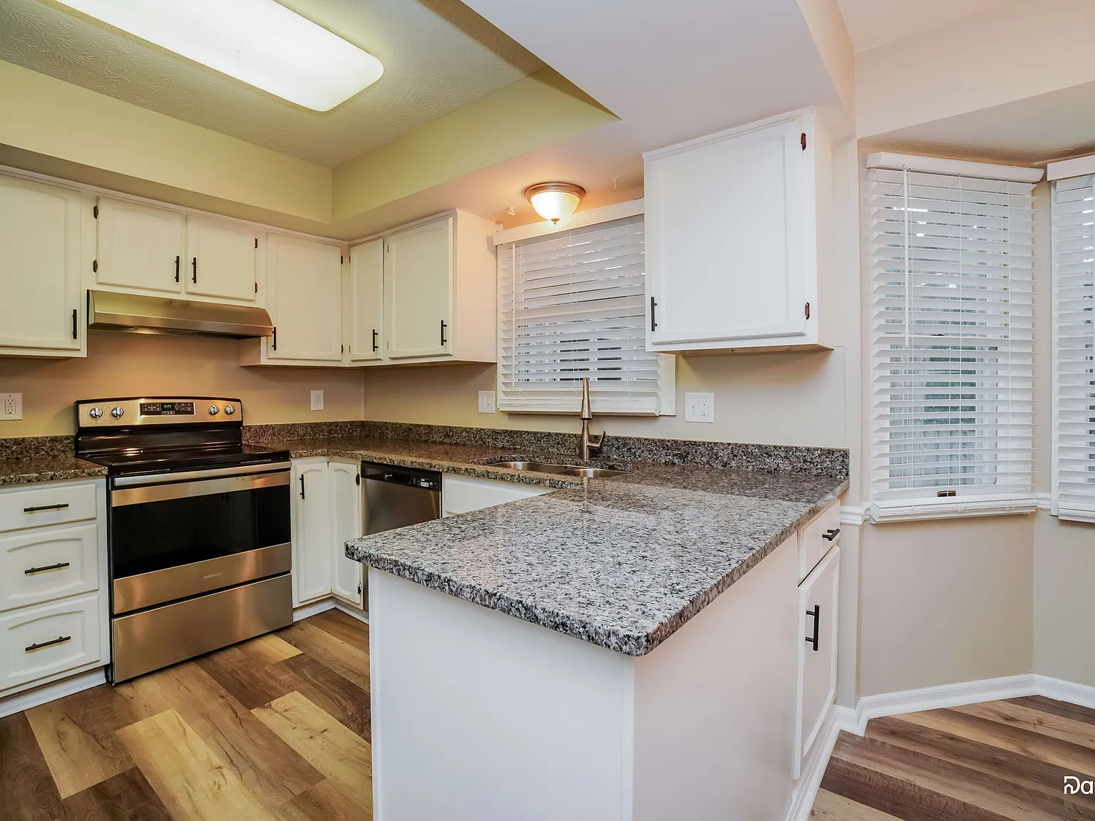 3 bed, 2.5 bath, 2400 sqft, $3,160 — Photo 3