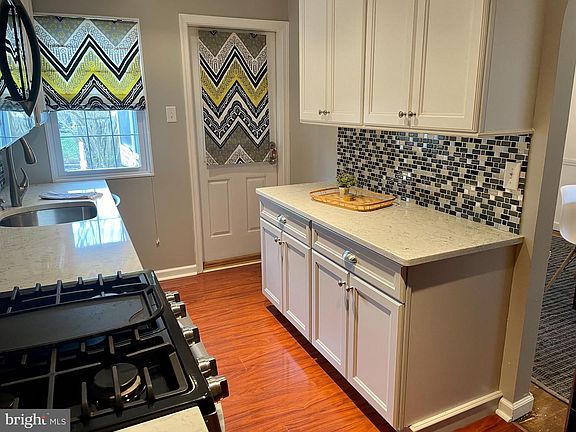 3rd image of 1126 Coyne Pl