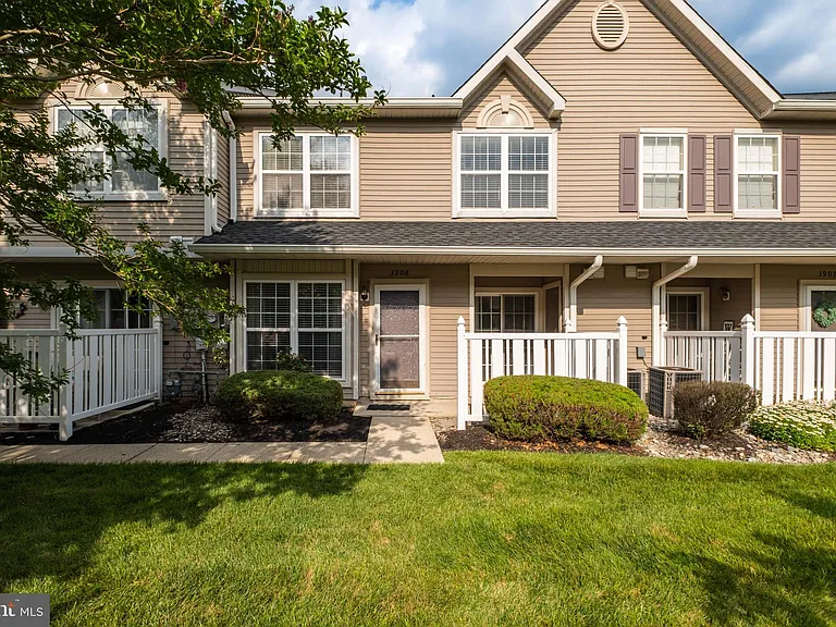 3906 Grenwich Ln — Photo 1