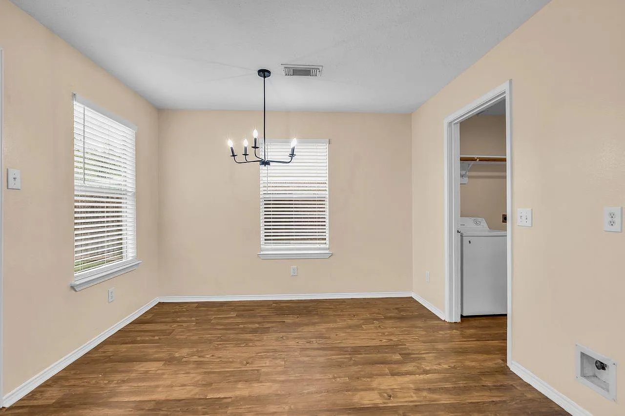 4 bed, 2.5 bath, 2080 sqft, $1,800 — Photo 4