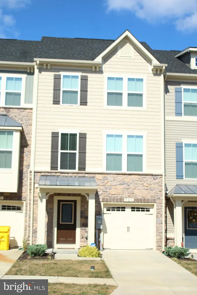 725 Ravenwood Dr photo 1