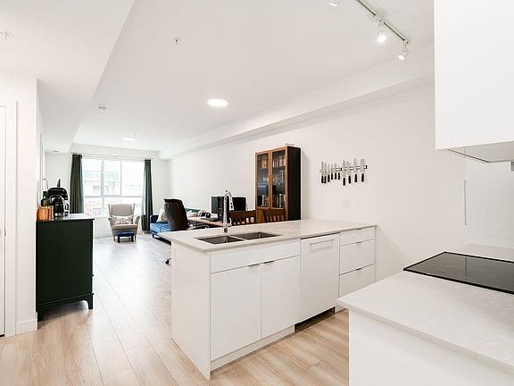 5th image of 11913 Burnett St #208