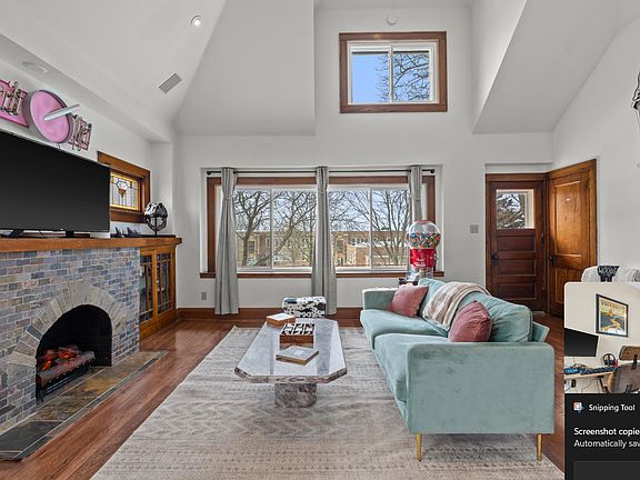 Vaulted ceilings!