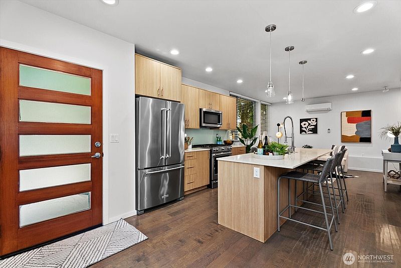 4th image of 623 NW Market Street
