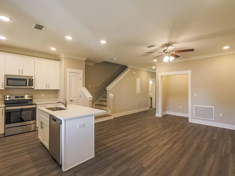 328 Date Palm Ln — Photo 3