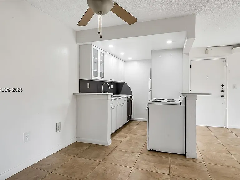 7200 Fairway Dr #H12 — Photo 4