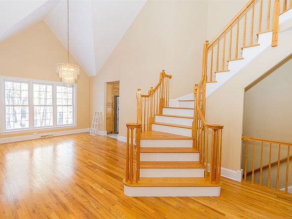 2nd image of 3 Saddle Brook Dr