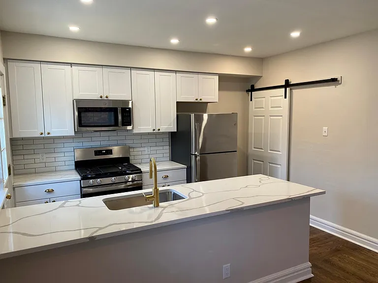 1031 Sanford Ave — Photo 4