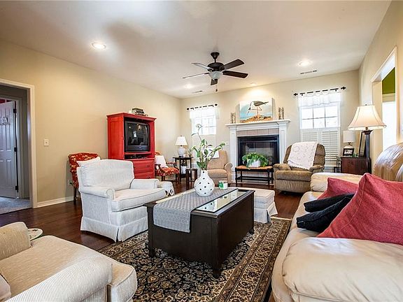 4th image of 12 Timbercrest Ln