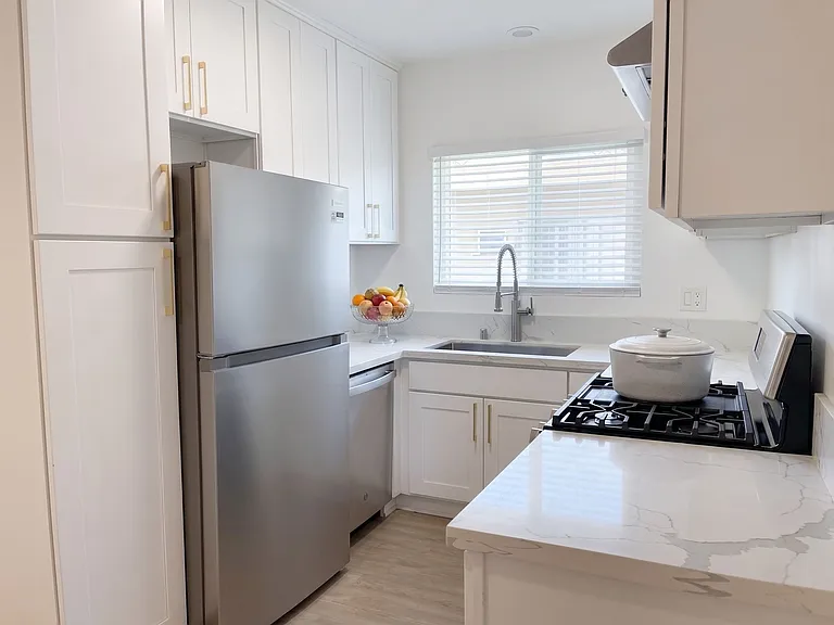 Move-In Ready 2-Bedroom At 14315 Chandler Blvd Sherman Oaks, Ca 91401 — Photo 1
