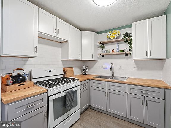 3rd image of 1420 N St NW #307
