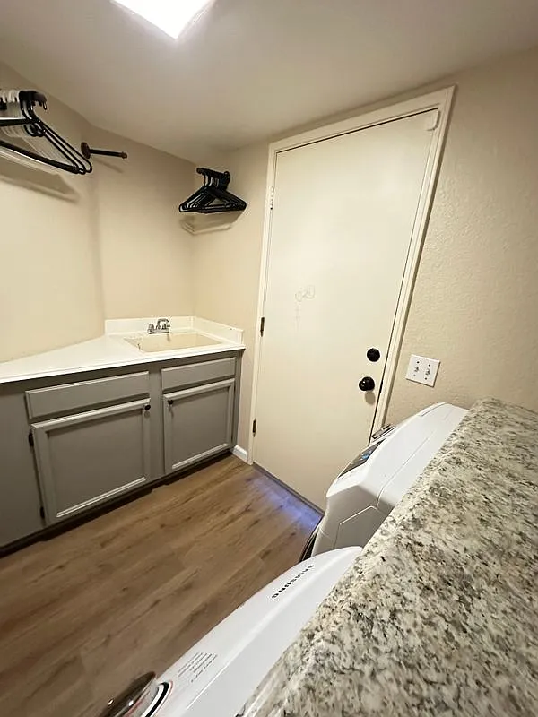5 bed, 3.0 bath, 2850 sqft, $3,995 — Photo 4