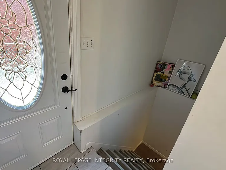 870 Claude St — Photo 17