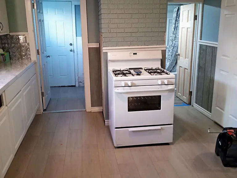 213 Grote St — Photo 5