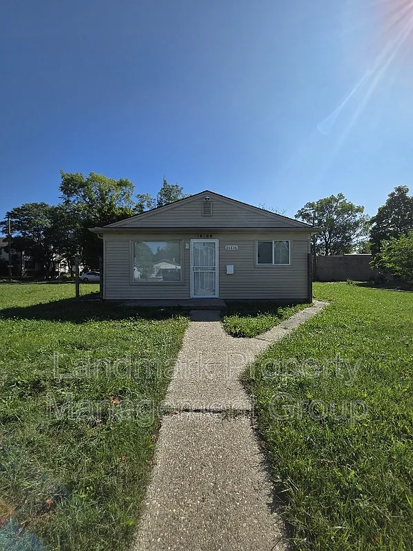 3 bed, 1.0 bath, 1108 sqft, $1,000 — Photo 1