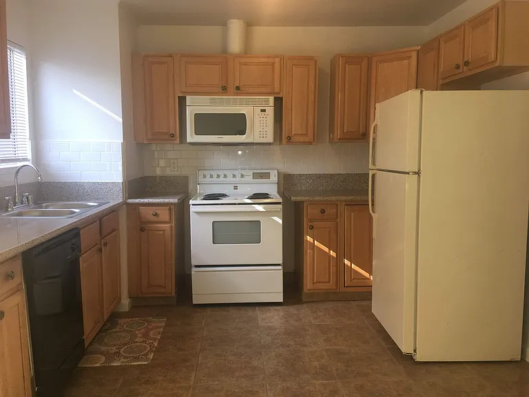 4544 N. Sharon Ave (670L-671G) — Photo 3