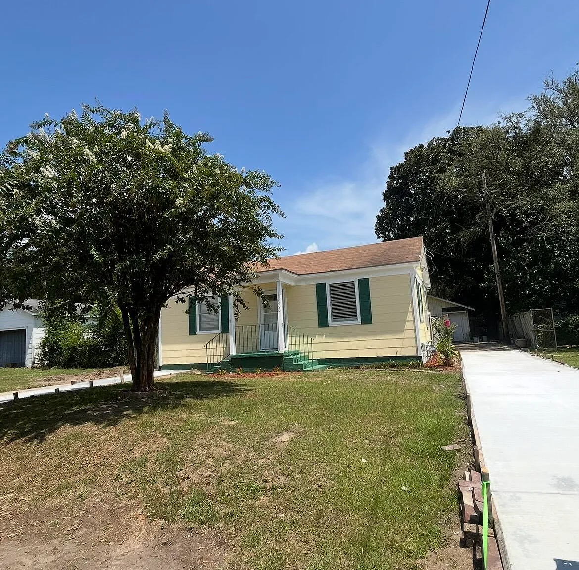 2 bed, 1.0 bath, 768 sqft, $1,200 — Photo 2
