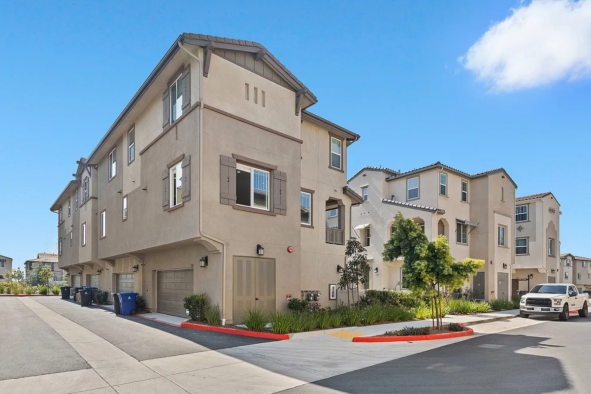 3 bed, 1486 sqft, $3,700 — Photo 1