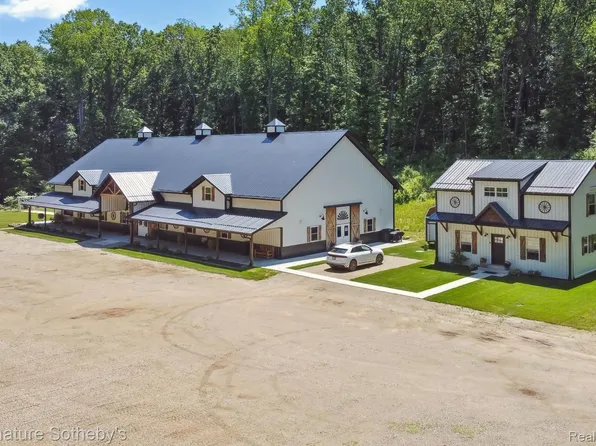 15165 Main St, Buchanan, MI 49107