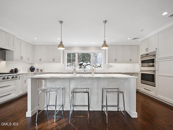 5th image of 15 Pell Pl