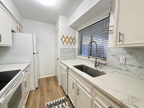 5th image of 5148 Amesbury Dr APT 118