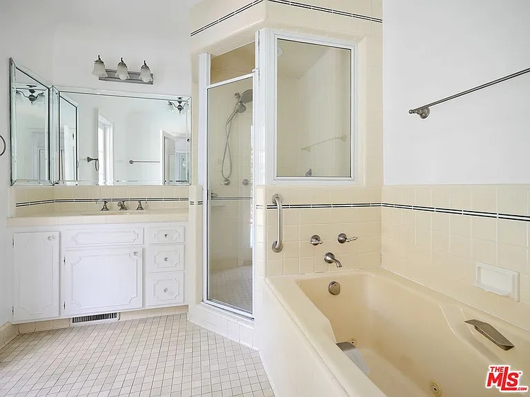 13161 Addison St — Photo 18