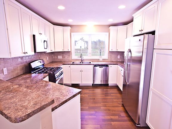 Kitchen w/raised bar