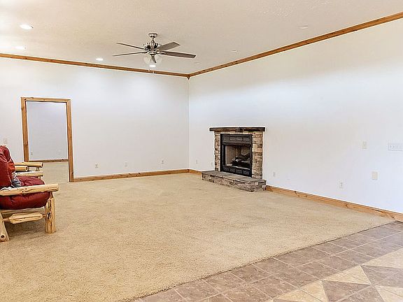 Living Room (18' x 30')