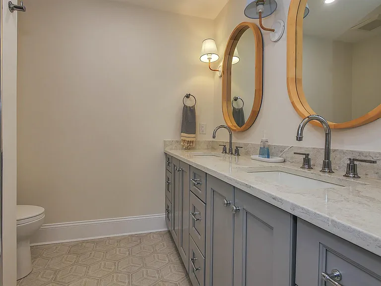 106 N Derby Ave — Photo 28