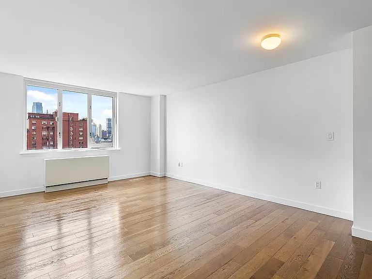 225 Rector Pl #12R — Photo 3