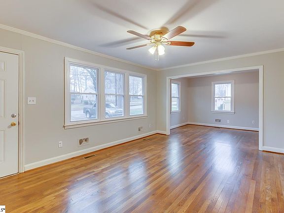 3rd image of 9 Tiffany Dr